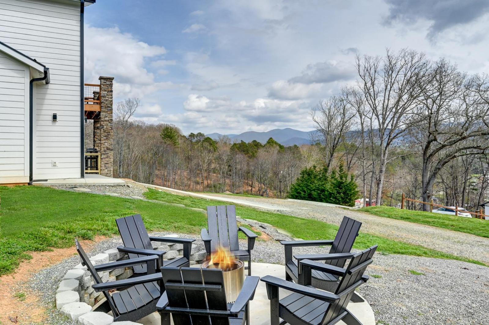 Weaverville Mon Tresor, Modern Mountain Views With Deckヴィラ エクステリア 写真